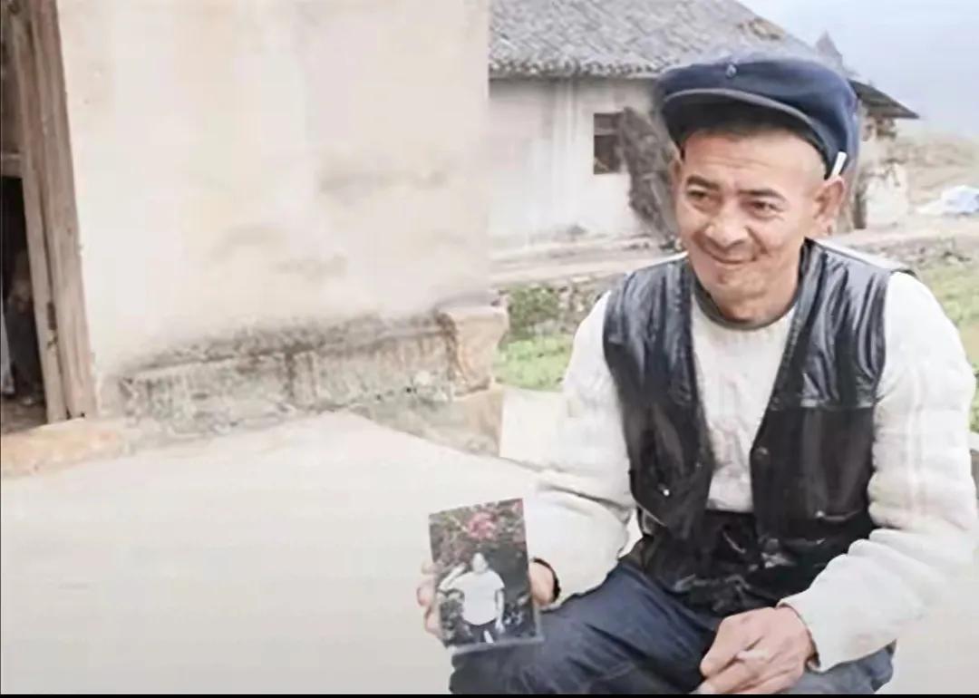 《养父母养了24年，却被亲生父母带走，7年后养父换癌症。李国斌的故事》
 
在命