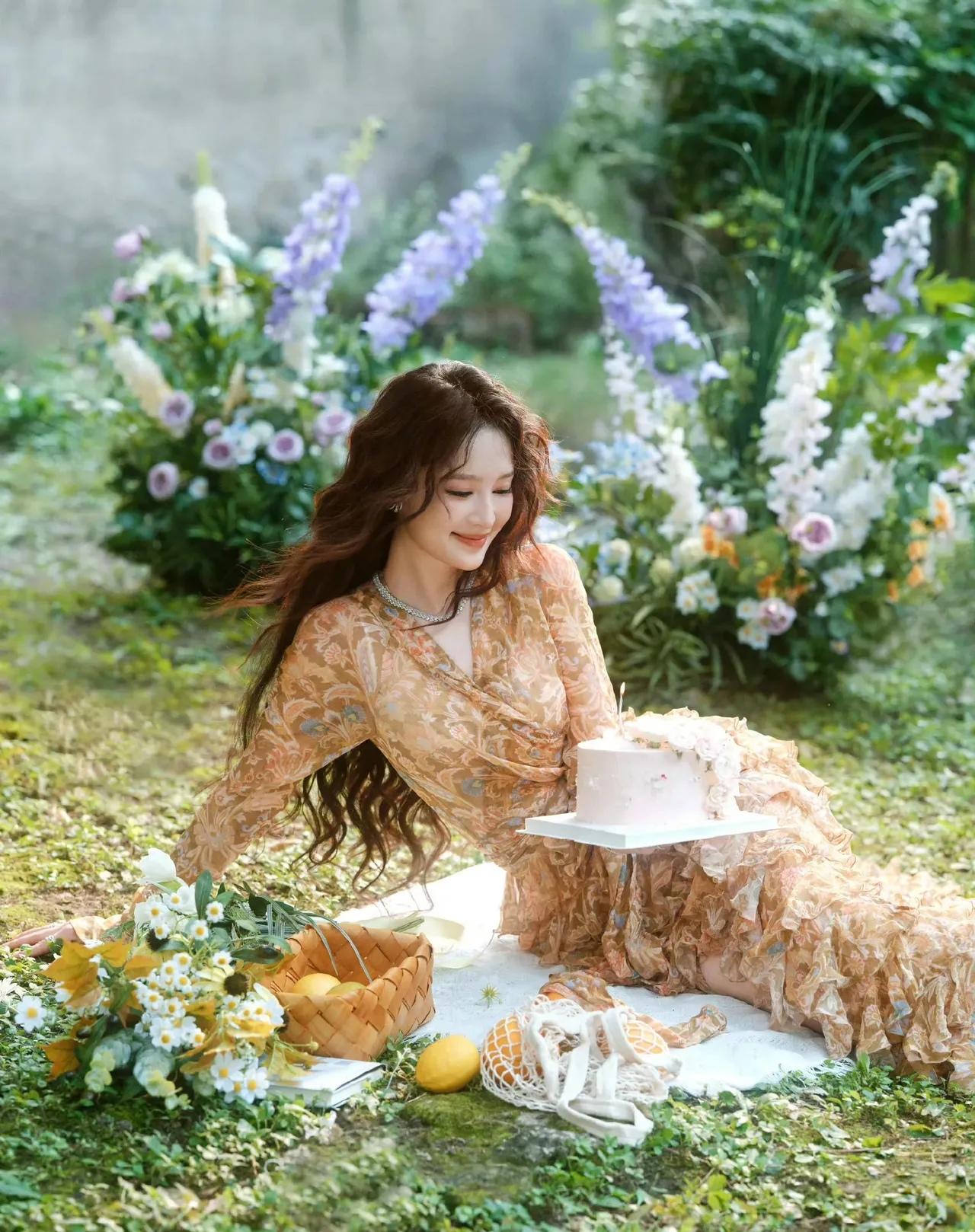 今天李沁36岁生日，头戴花冠捧蛋糕的照片一出来，我盯着看了半天，心里有点说不出的