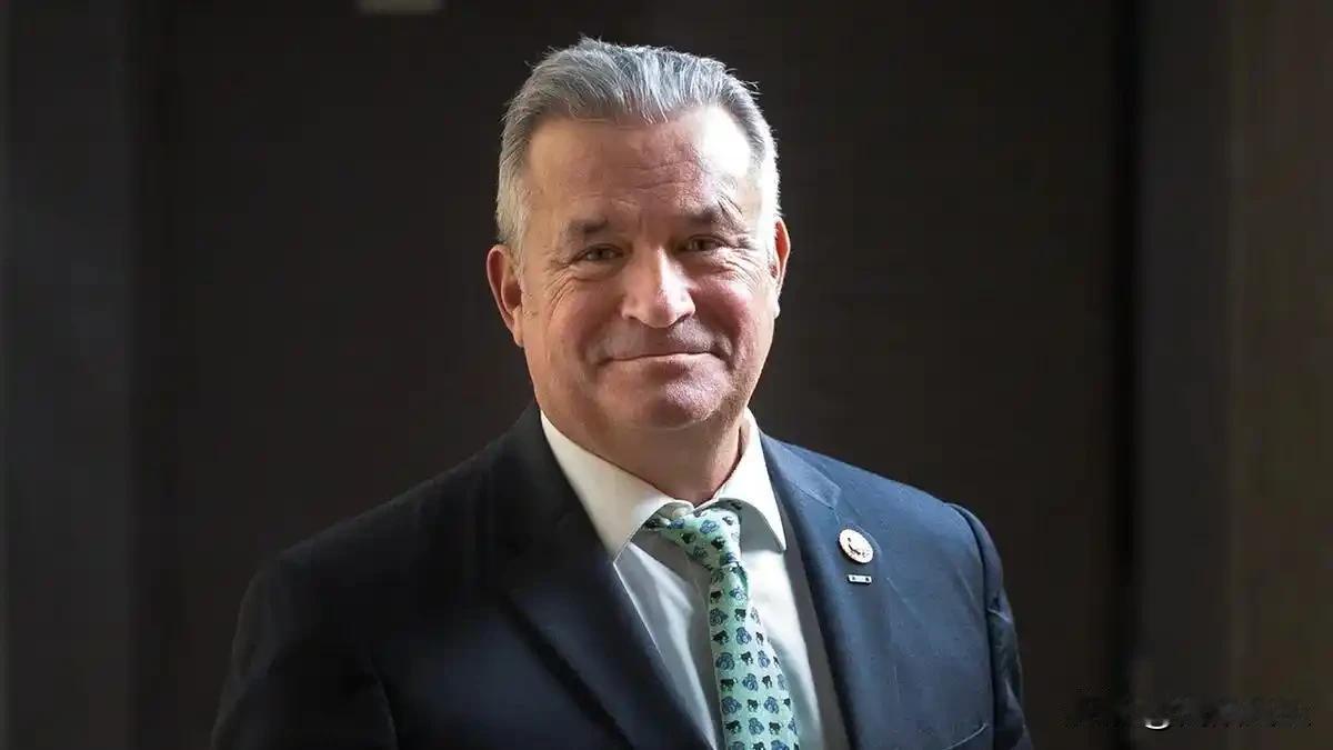 众议员（共和党）唐·培根在采访中严厉批评了特朗普总统在关税和格陵兰问题上的主张。