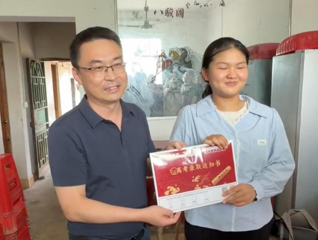 家里只剩她一人！湖北女孩高考564分，大学校长亲自送通知书上门

信息来源：长江