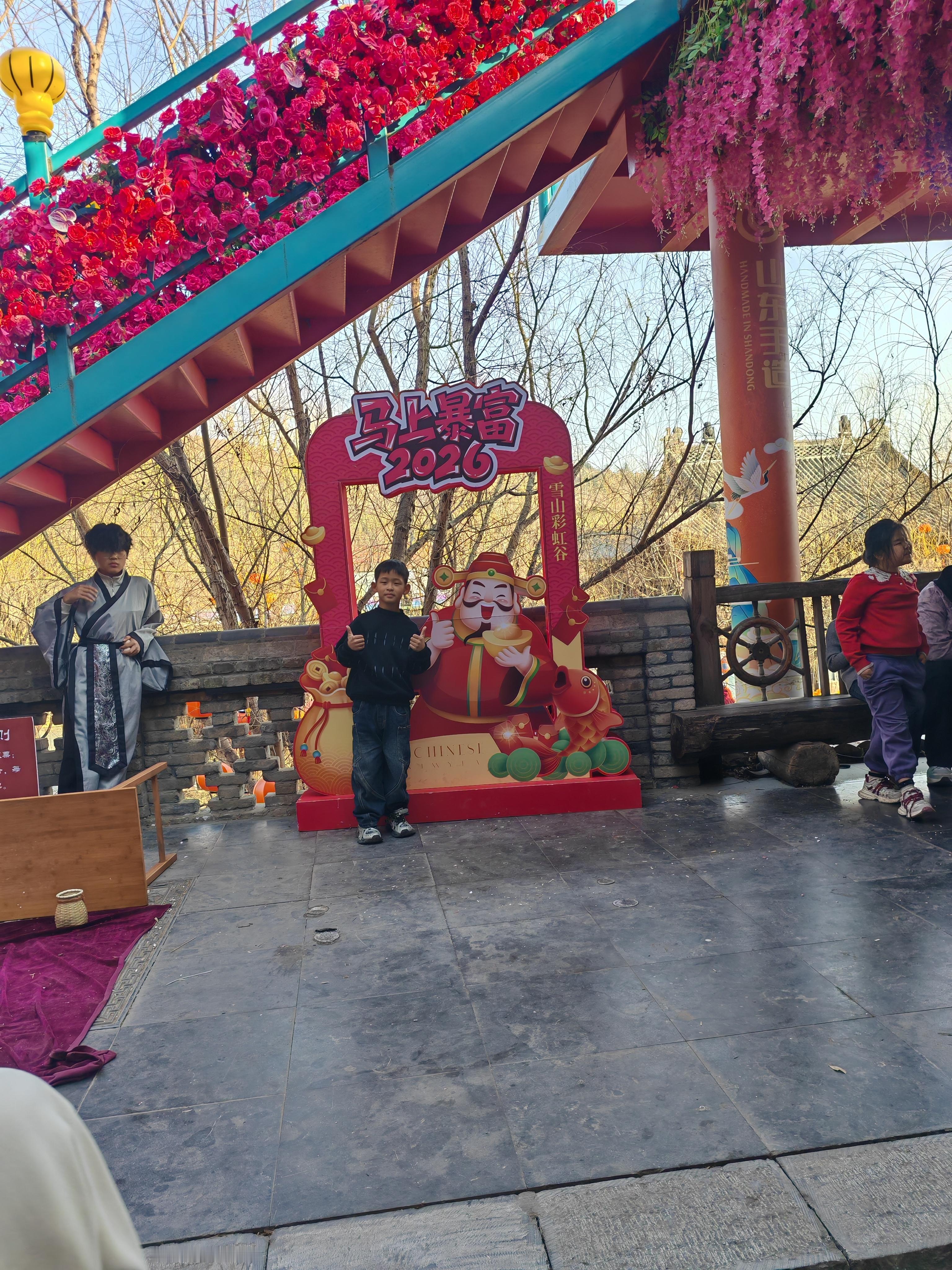 正月初五接财神小镇不大，喜气刚好，喜迎财神，福气来到，大宝二宝小宝都来合照，财神