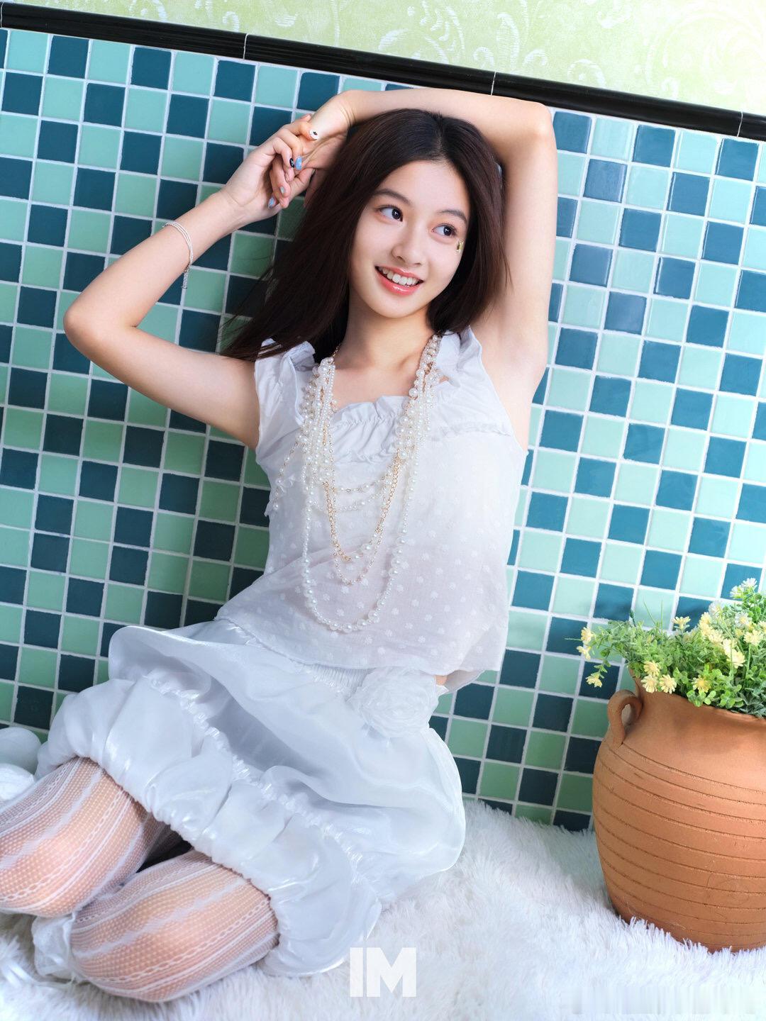 七七拍摄杂志七七刚出道就拍摄杂志了，真的很漂亮啊。七七出道首本杂志