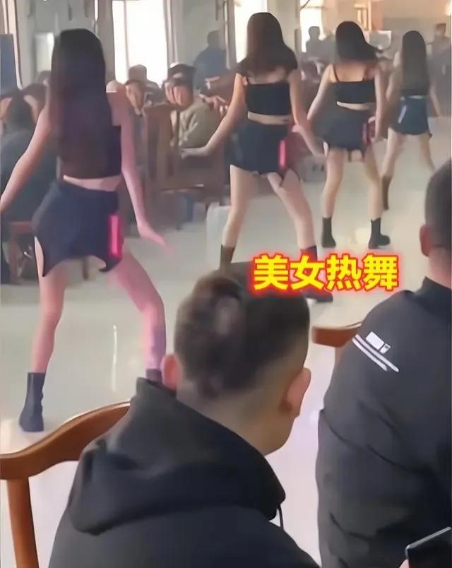 男人至死是少年，年轻大哥不好意思看的，大爷却看得津津有味。

山东菏泽，一个饭店