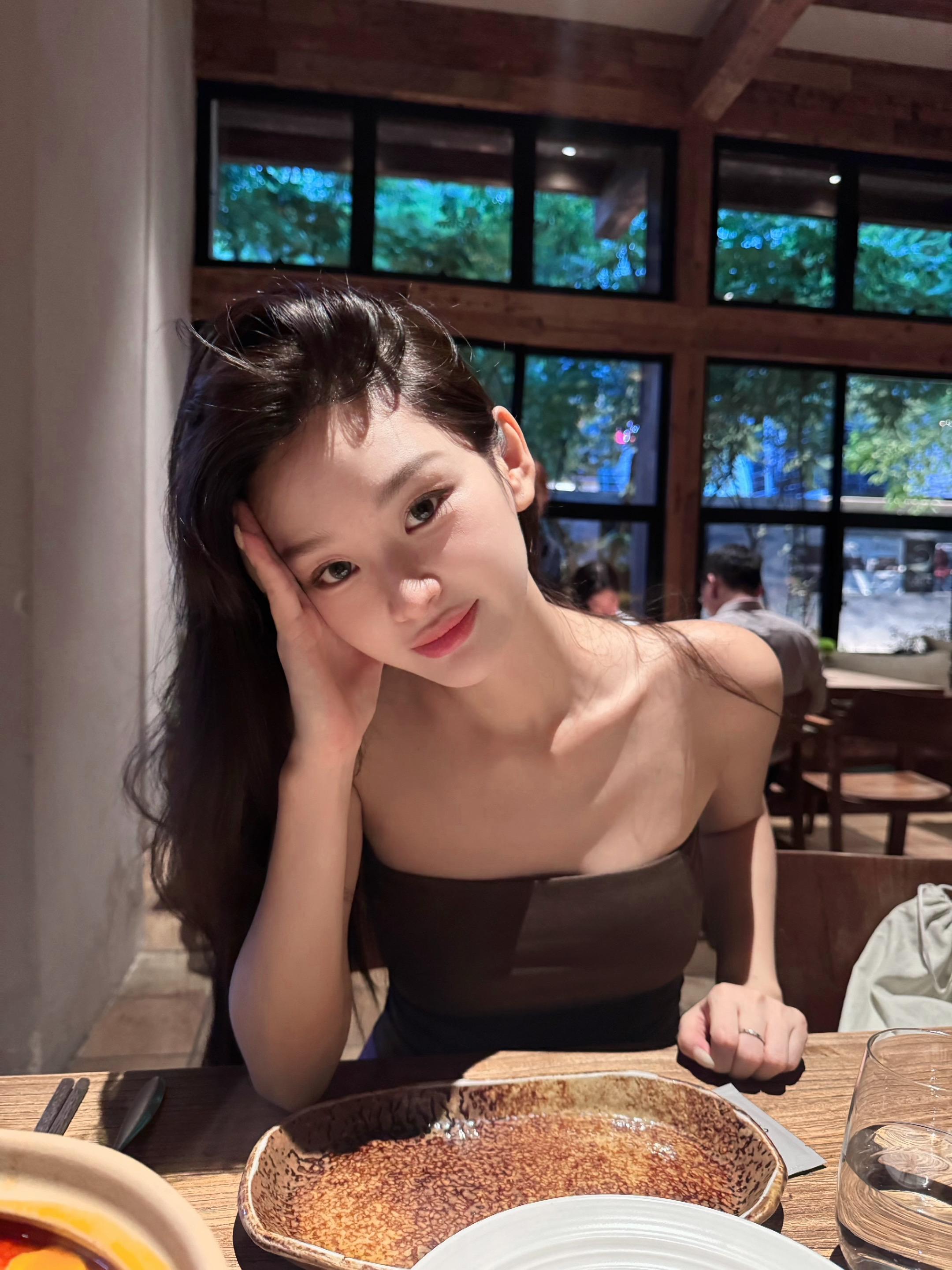 见漂亮人吃漂亮饭