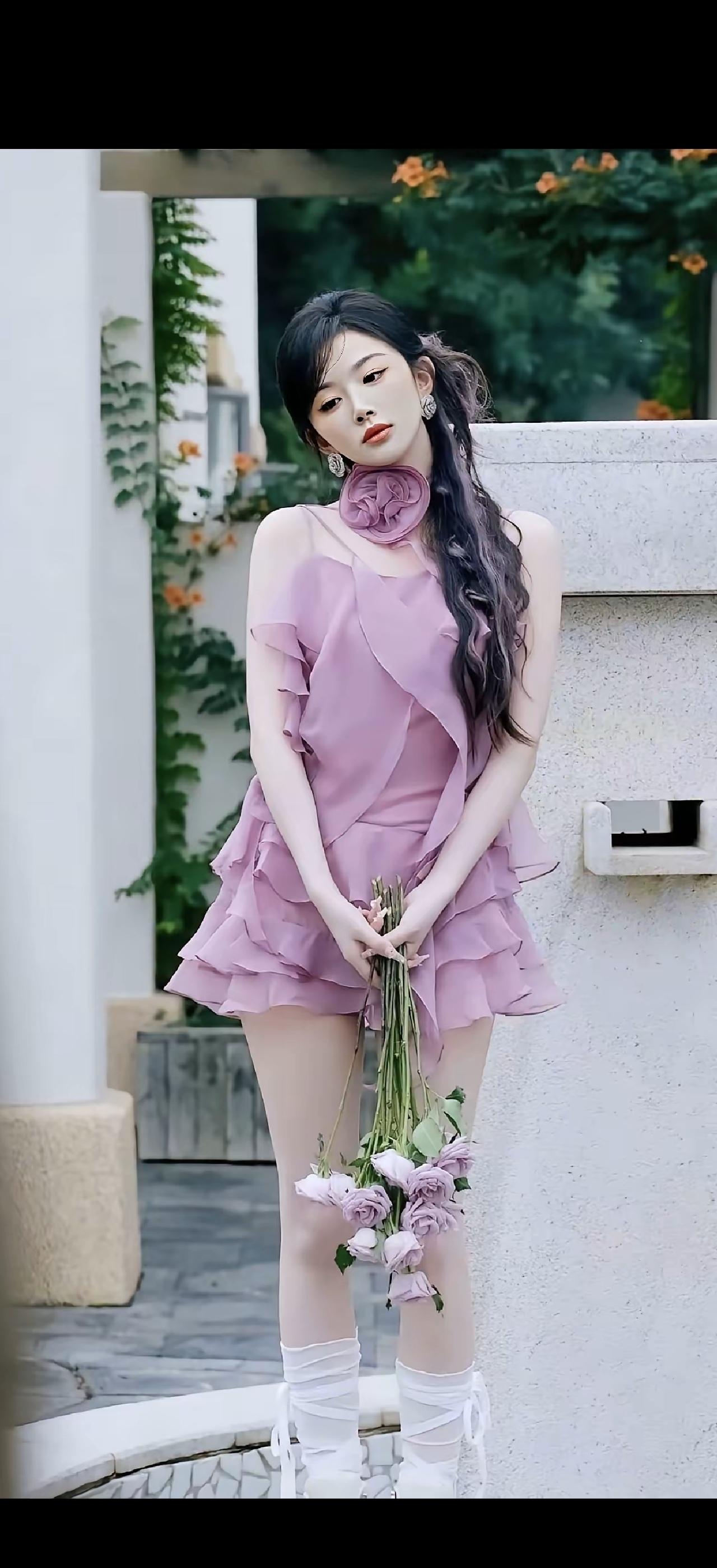 花间少女，手持花束，似在等待。