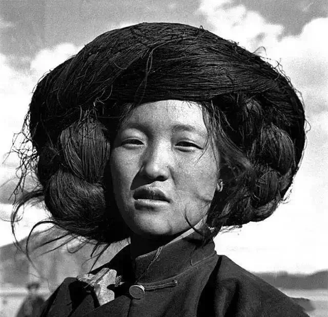 1930年代，摩梭姑娘的发型，云南和四川省的一个小民族，靠近西藏边境。...
