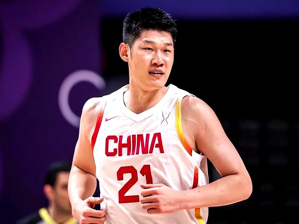 落后15分，全场嘘声里，他直接掀了桌子。不是用嘴，是用一记记三分砸进篮筐。
 