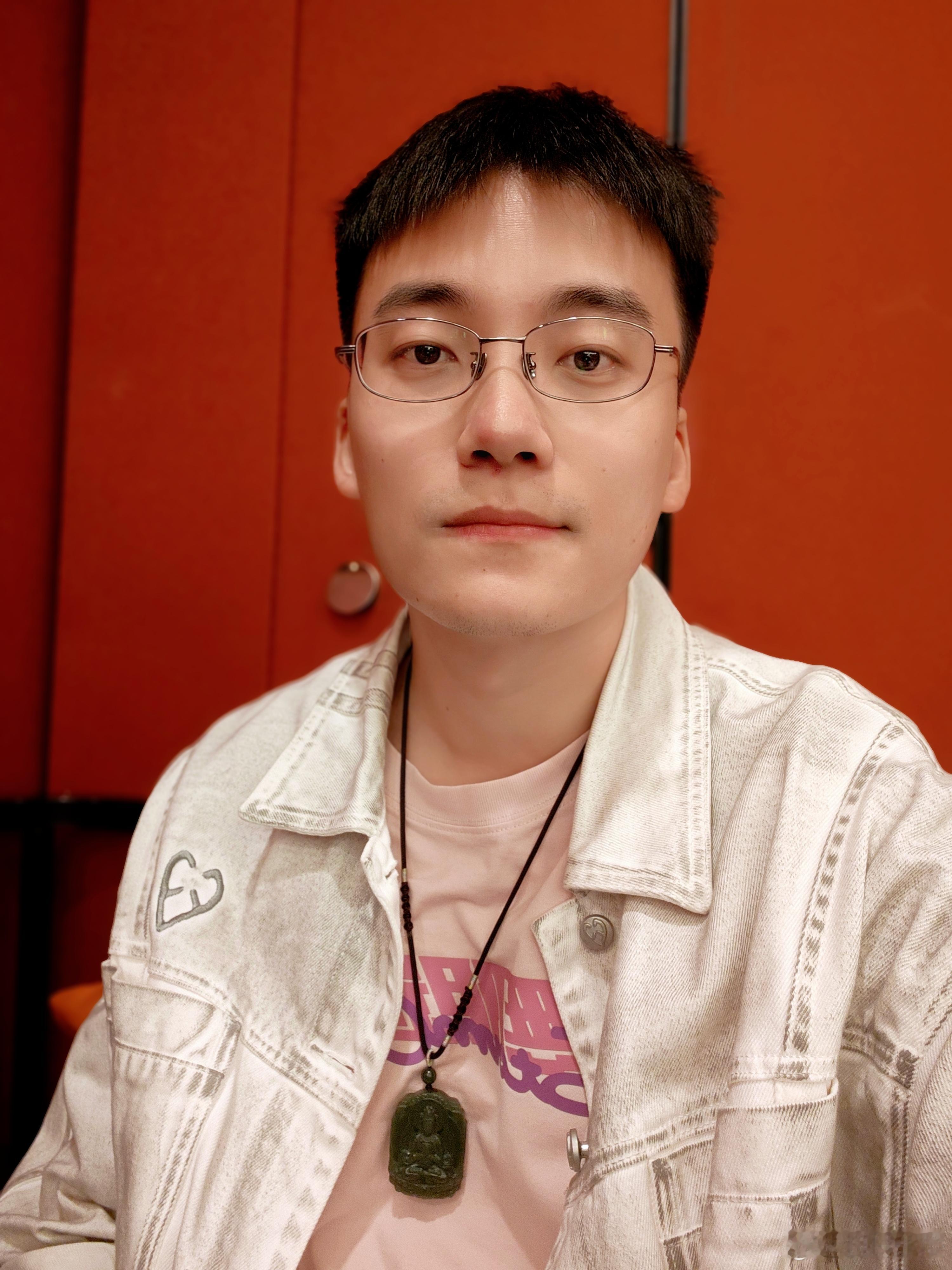 哥换了副新眼镜，感觉如何？ PS：要不说时尚是个圈呢，我爸几十年前戴的就是这种眼