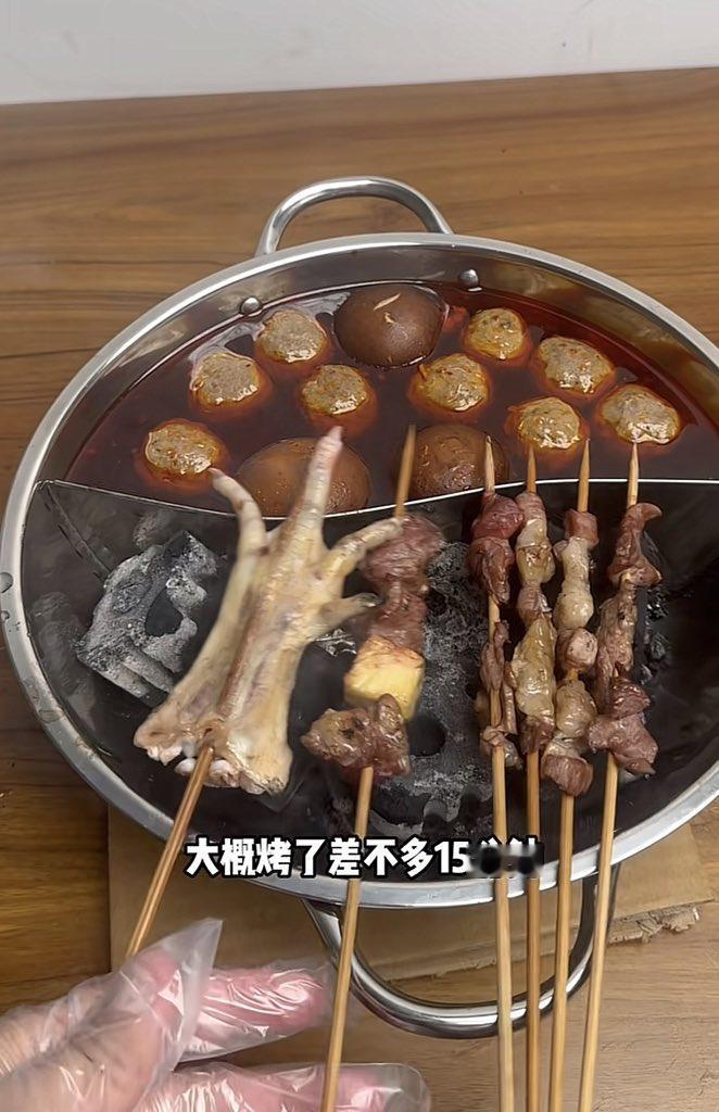 这个鸳鸯锅挺好的，既可以煮着吃又可以烤着吃。