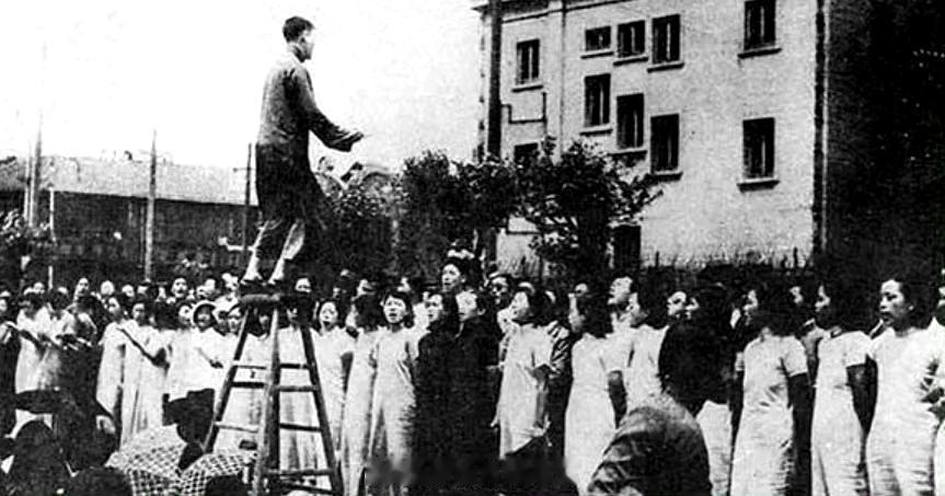1937年抗战全面爆发后，法租界和公共租界不允许演唱的歌曲有：《义勇军进行曲》、