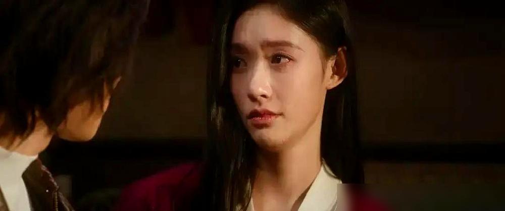 别再同情沈冉冉了。她用身体换来的那个女二号，早就被命运暗中标好了双倍价格。我告诉