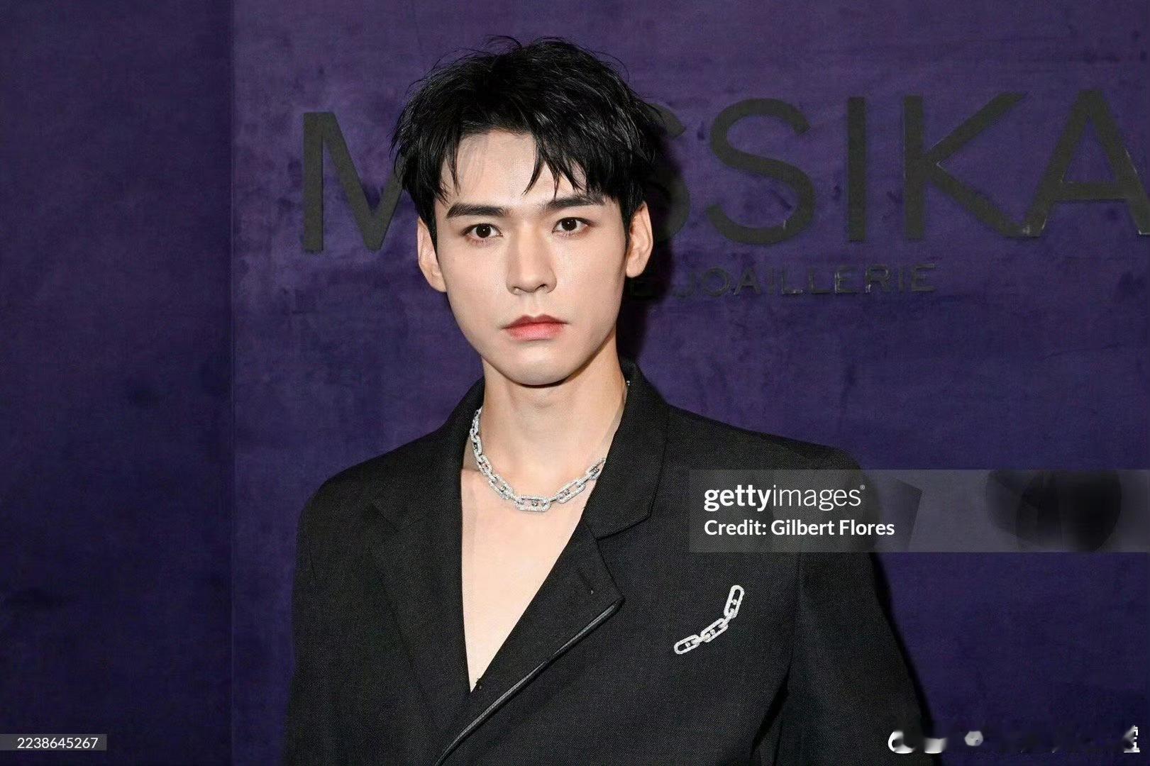 龚俊梅西卡高珠秀生图 龚俊巴黎雨夜西装造型，银链点缀演绎暗夜贵公子。生图直出皆大