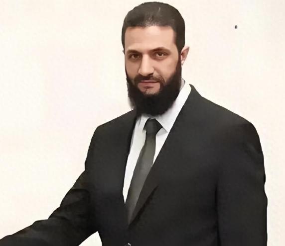 美国当年的恐怖分子头目朱拉尼，去年直接把叙利亚搅的天翻地覆，他不仅带着“沙姆解放