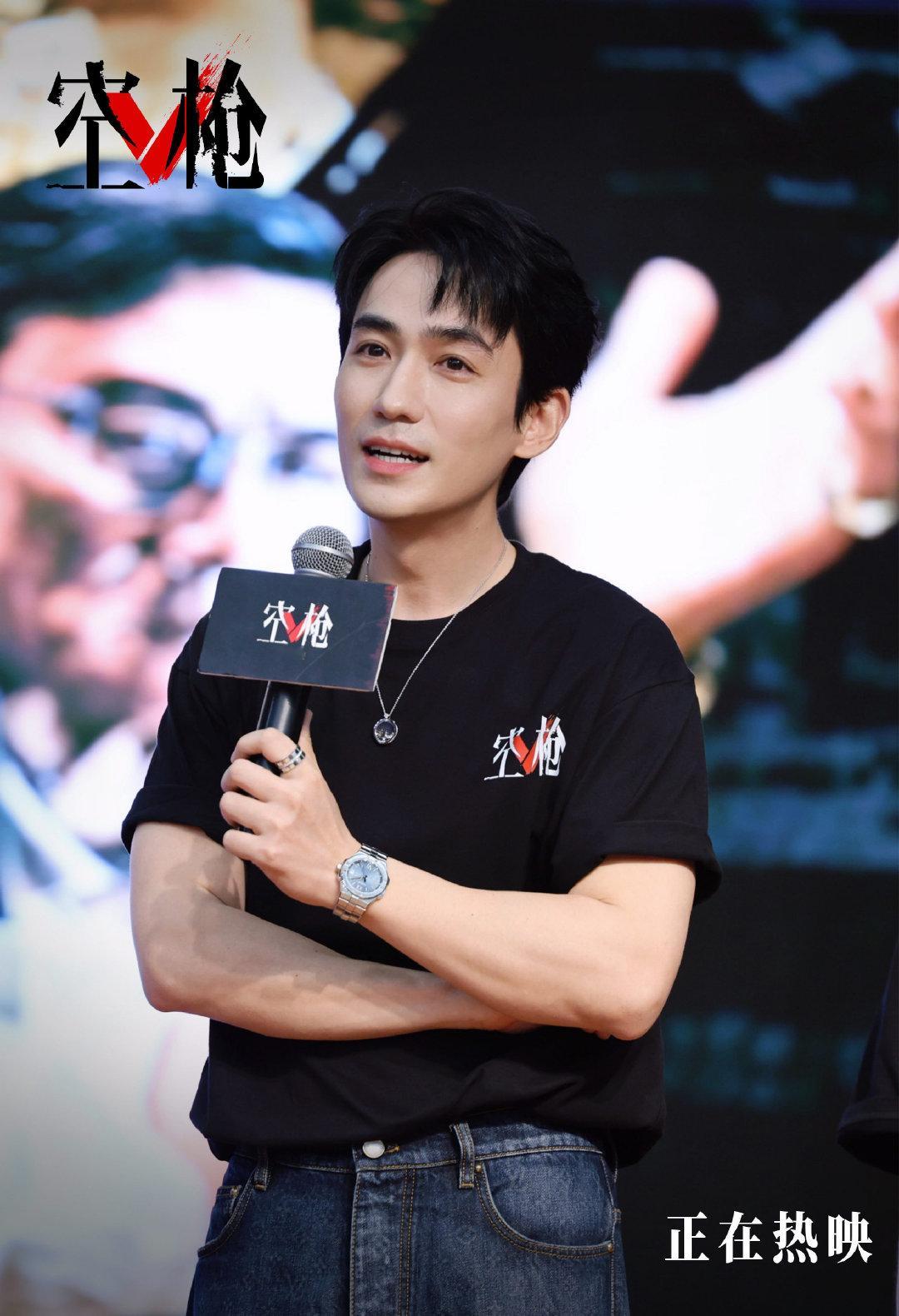 朱一龙檀健次梁家辉0个惹得起 朱一龙檀健次梁家辉红V海报红V海报细节满满！黑底衬