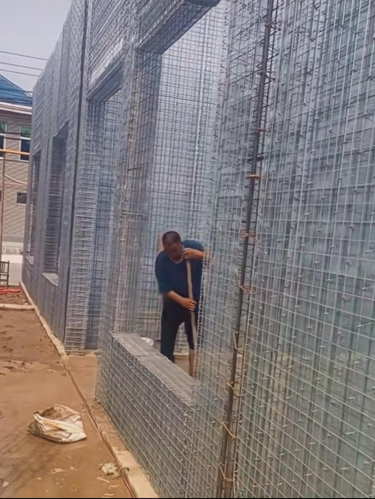 军用碉用也不过如此，银行金库钢筋都没这么粗这么密。地震带最优解，就算八级地震，都