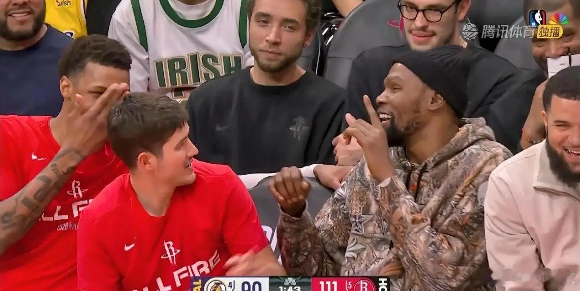 赢回一场，火箭的替补席乐开了花，杜兰特当开心果。比赛早早失去了悬念，场上是一帮板