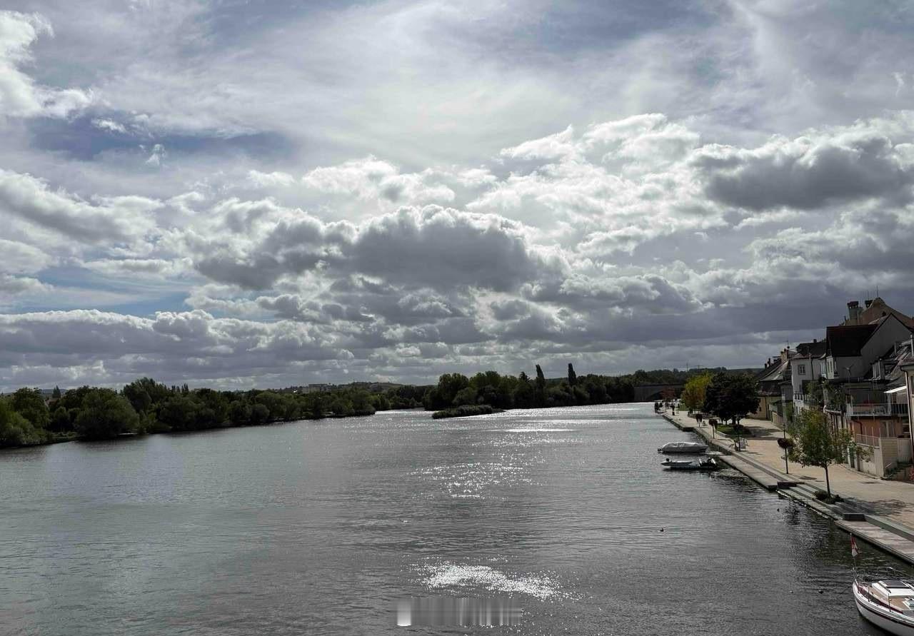 未来10年最抢手的行业：第一：学Ai。第二：搞新能源。第三：做物联网。第四：开数