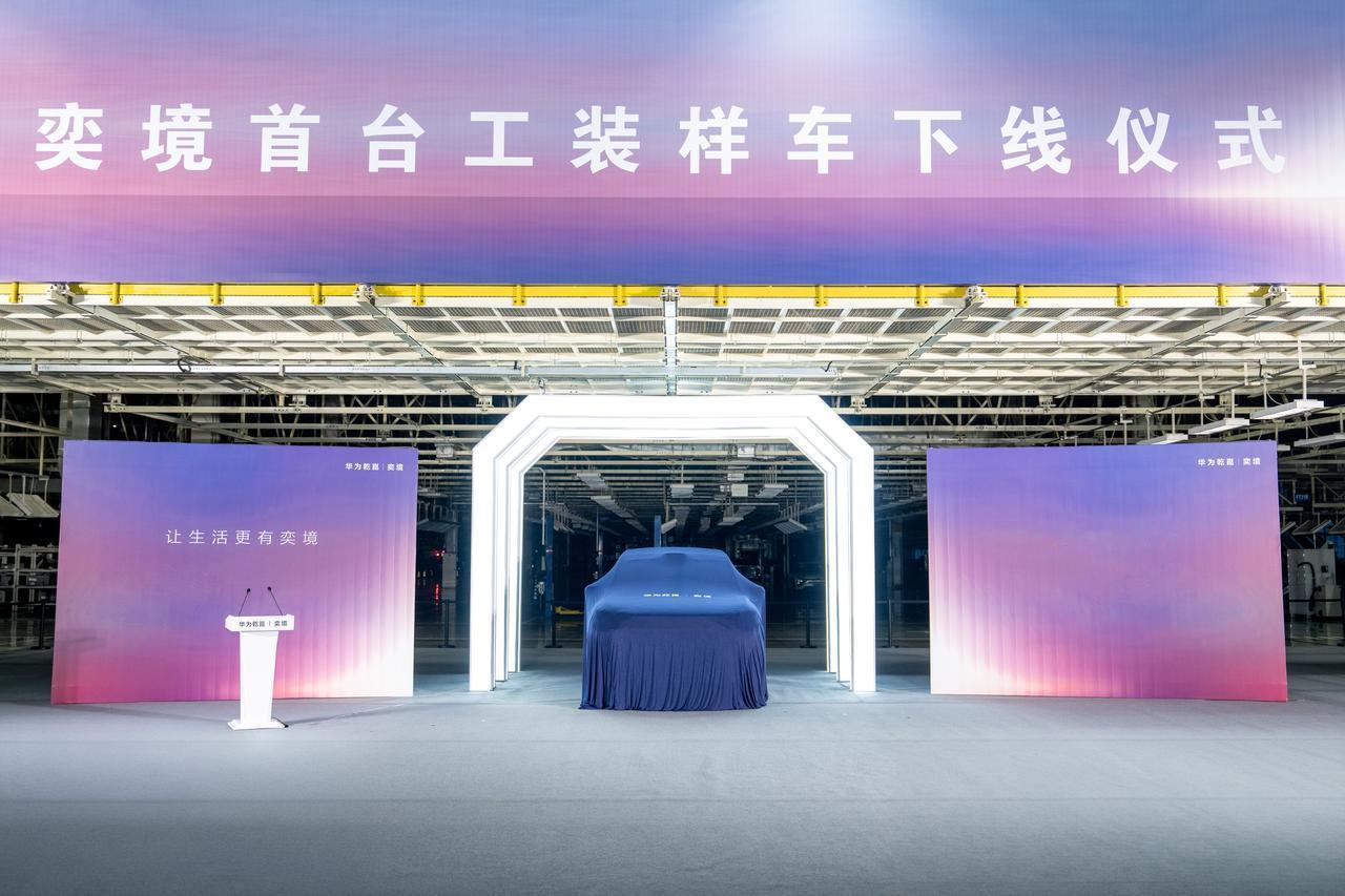 华系车也有自己的“双轨”，一边是持续迭代的“界”，一边是全新出发的“境”。其中“