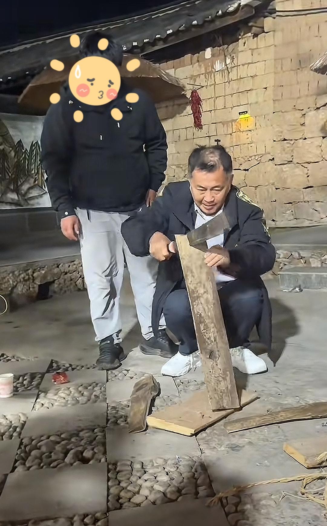 沈巍在云南已经待了快一个月了，有点“乐不思蜀”了[捂脸]说如过元旦就走，他却正是