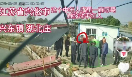 江苏，城管和村干部上门收蟹塘管理费，按照100元每亩的标准收。结果有村民不识趣，