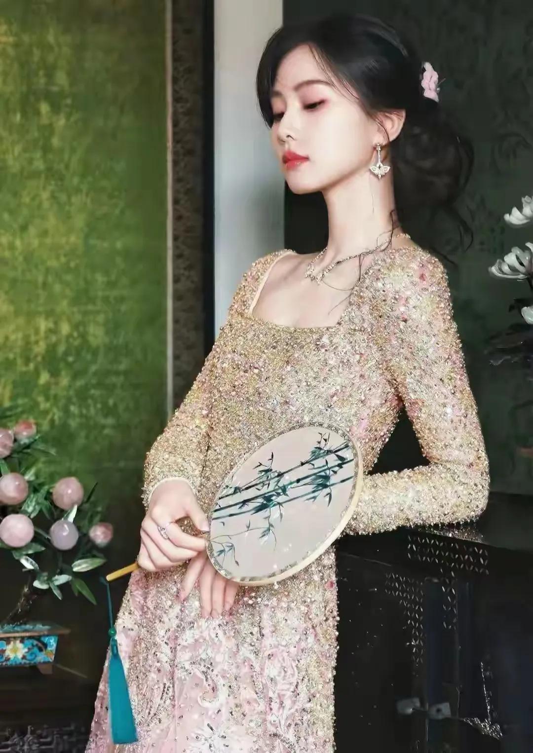 这回终于见识到什么是真正的绝代佳人了！昨晚的时尚中国之夜，刘诗诗一袭粉裙亮相红毯