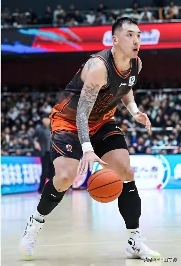 陶汉林打了15分钟就犯满，有人说他犯规大王有点道理，犯规多的老毛病总是改不了！这