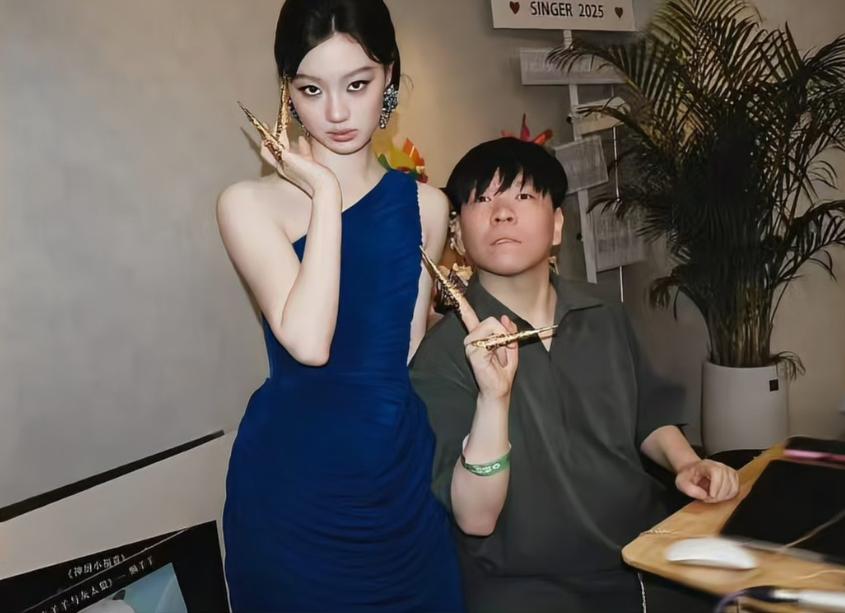 常石磊乐坏了！


常石磊这次终于被大家注意到了！
他改变的《君》
串起十六首邓