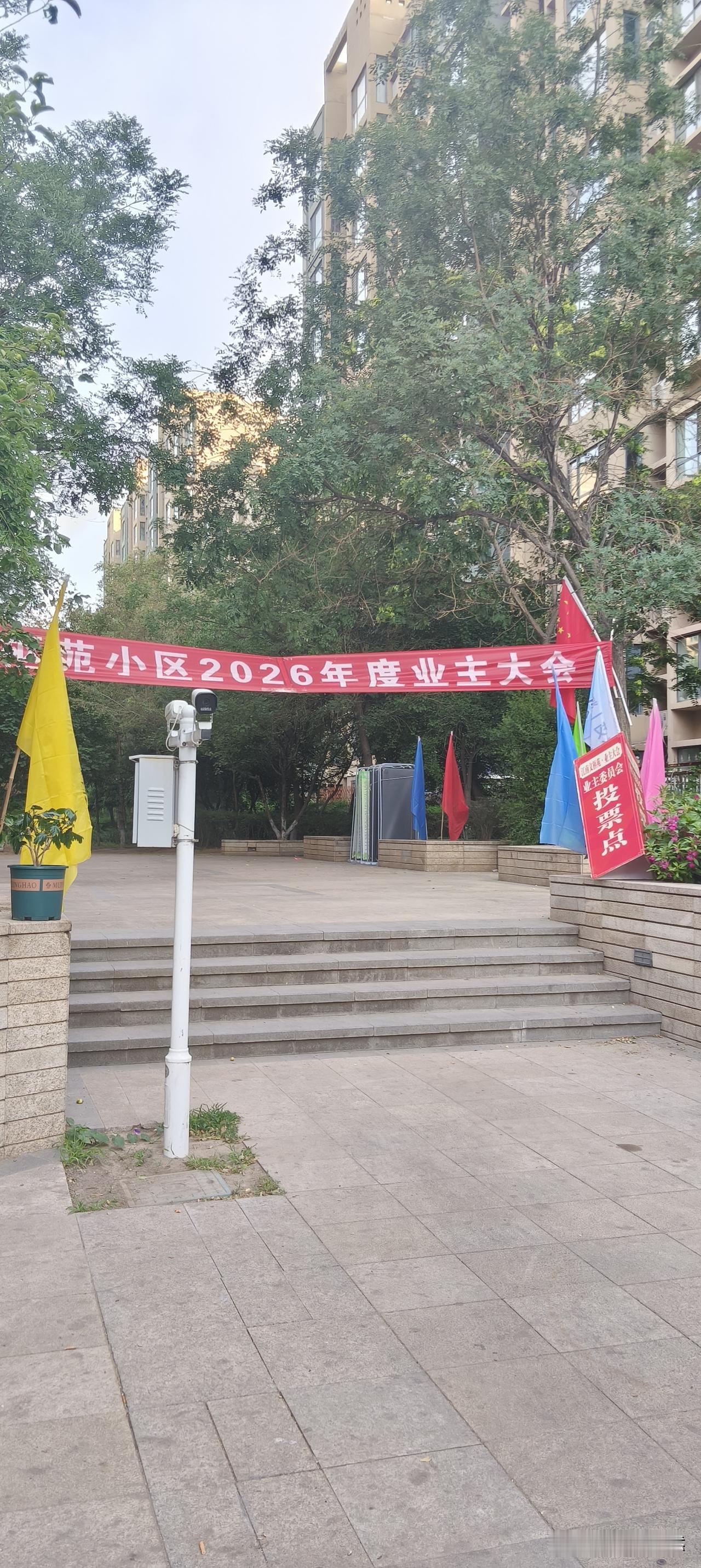 业委会成员阻挠开展电梯安全月宣传，业委会成员还说业委会权利机构大于一切，协商过程