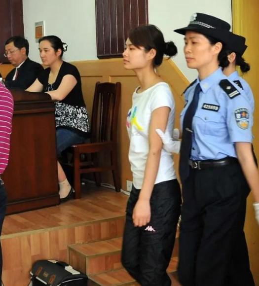 2009年，这是“烈女”邓玉娇法庭受审的照片，她面容清秀、高挑瘦弱，谁知她竟能反