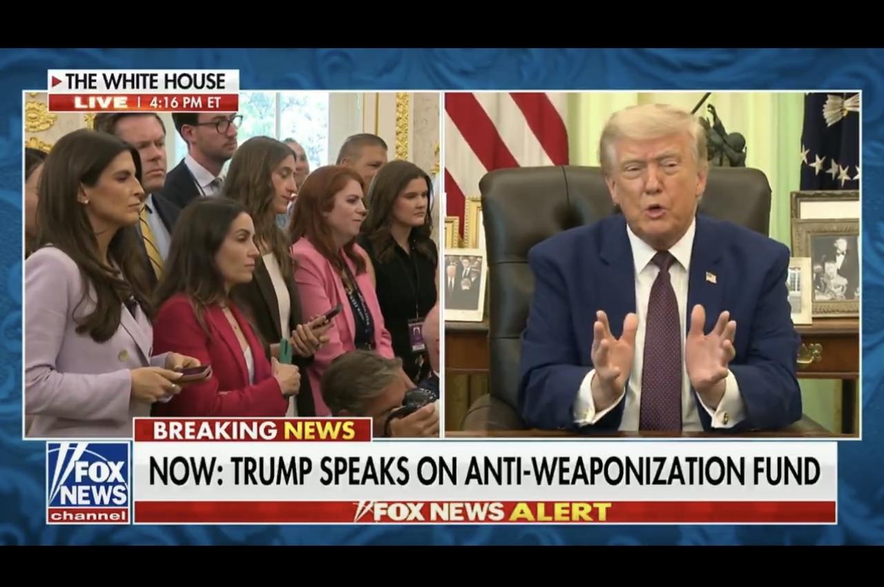 特朗普对CNN记者凯特琳·柯林斯说：

“CNN有个腐败的记者就站在那儿，她从不