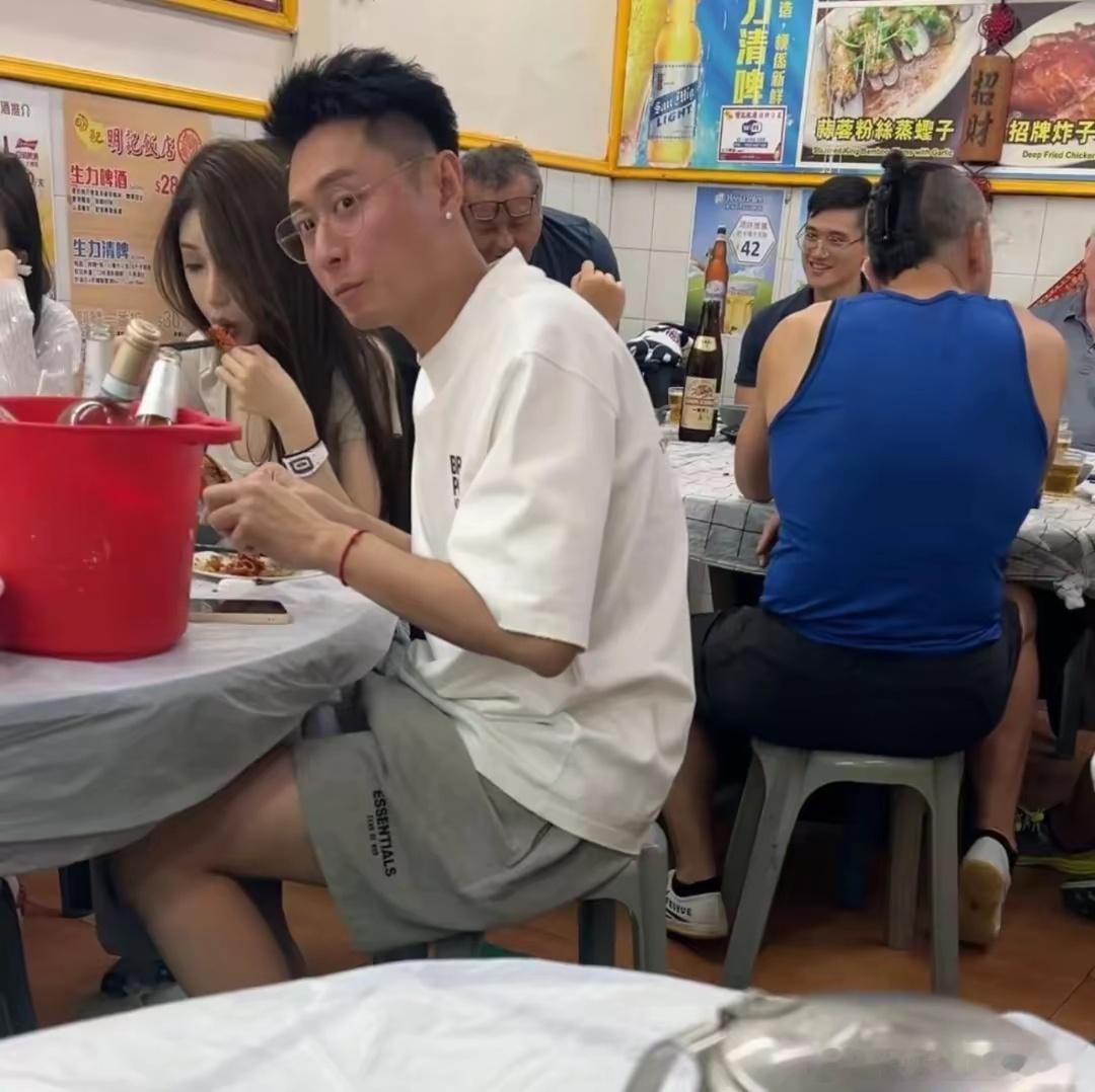 #买超与美女聚餐##买超为美女剥小龙虾# 买超与美女聚餐，贴心剥小龙虾，女方被曝
