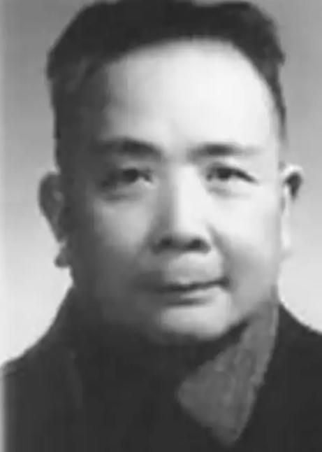 50年代初，新疆迪化监狱里一个戴着镣铐的中年人被临时叫出牢房，他满脸疲惫，以为要