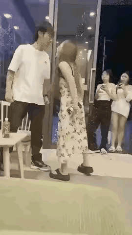 只能送给吊带女两个字“欠揍”！

白色体恤男与吊带女一顿争执，明显看出吊带女有点