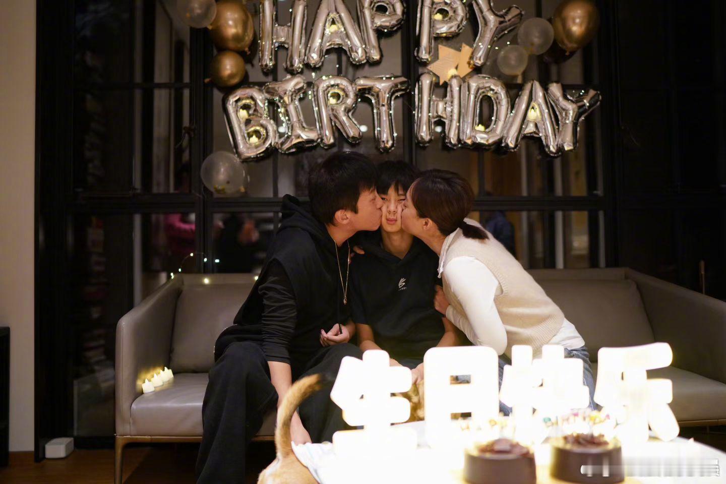 孙俪邓超给等等庆生，回忆14年前今天刚生完等等，站不稳差点摔了把邓超吓着，后来等