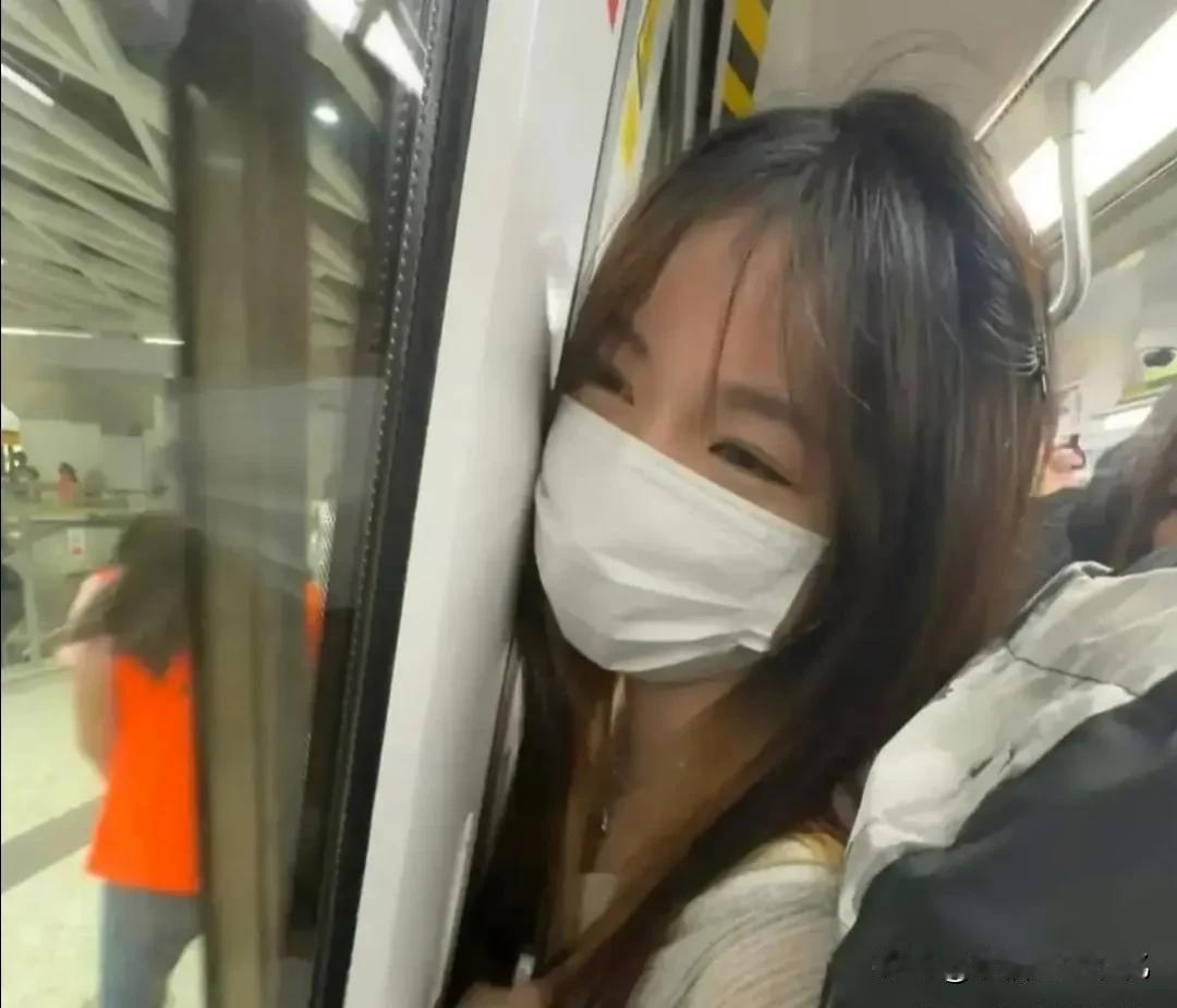 地铁拥挤给你一个眼神