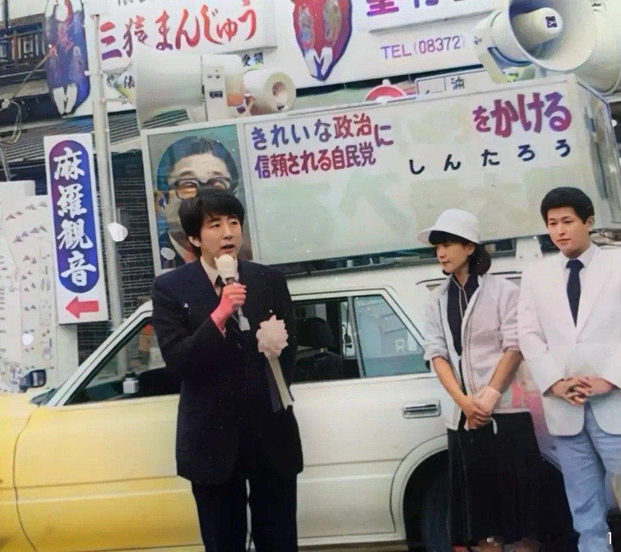 1980年，26岁的安倍晋三在街头演讲，那时的他绝对想象不到，42年后，同样是在