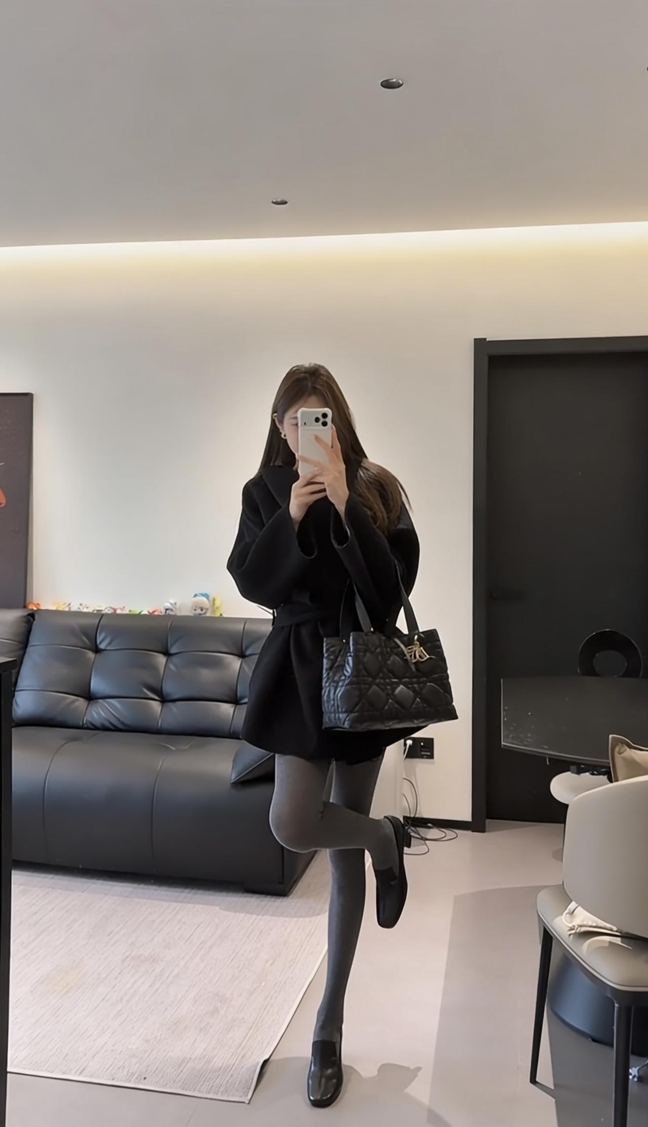 这套穿搭以黑色系为主，整体风格干练又不失温柔，细节丰富：

• 外套：黑色收腰双