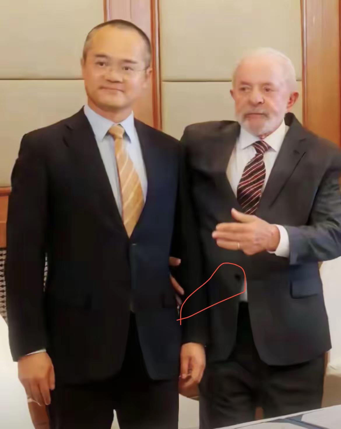 美团王兴厉害了
看看巴西领导人“搀扶”王兴的姿势…
妥妥的信任和期待啊
美团入驻