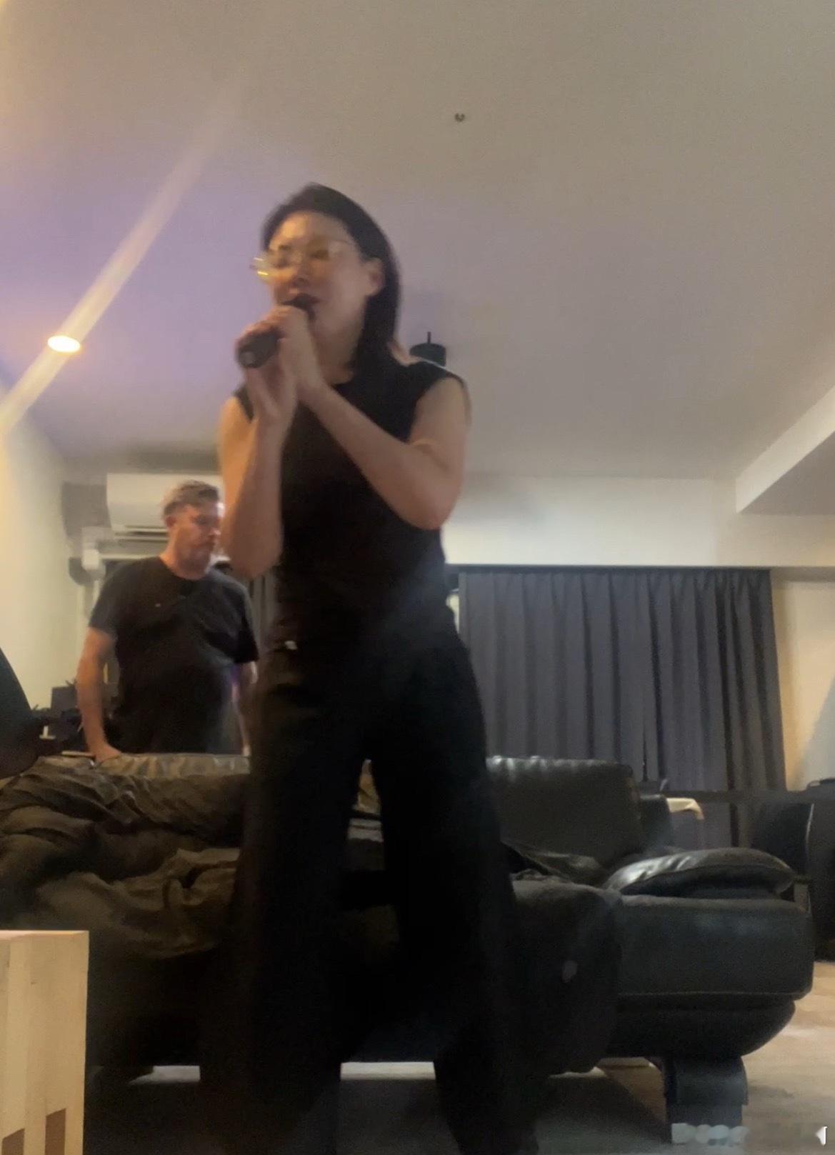 在家里挽起胳膊练歌。歌技一般，但是肌肉练得真不错对比大猫，谁没去健身房显而易见