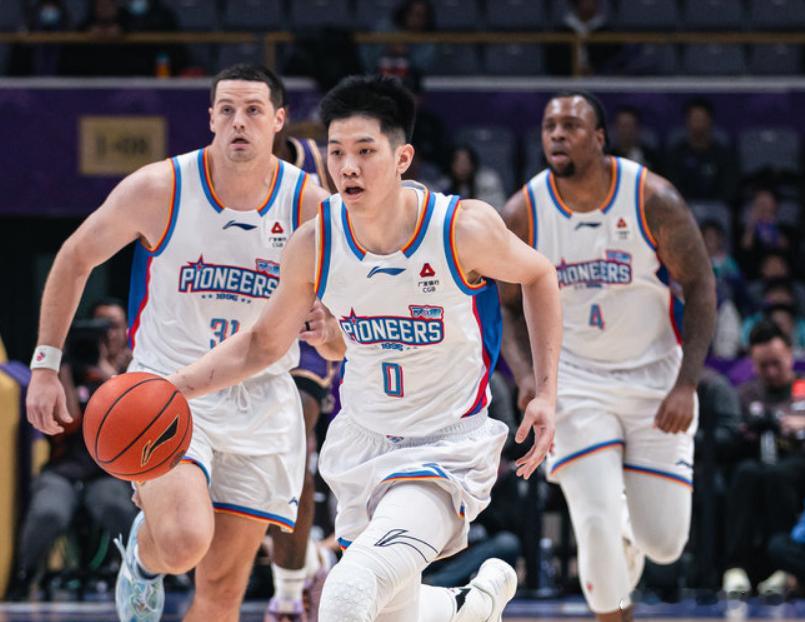 陈盈骏赛季前三场场均24.3分，林庭谦也一样猛啊，一场33分，一场24分，今天又