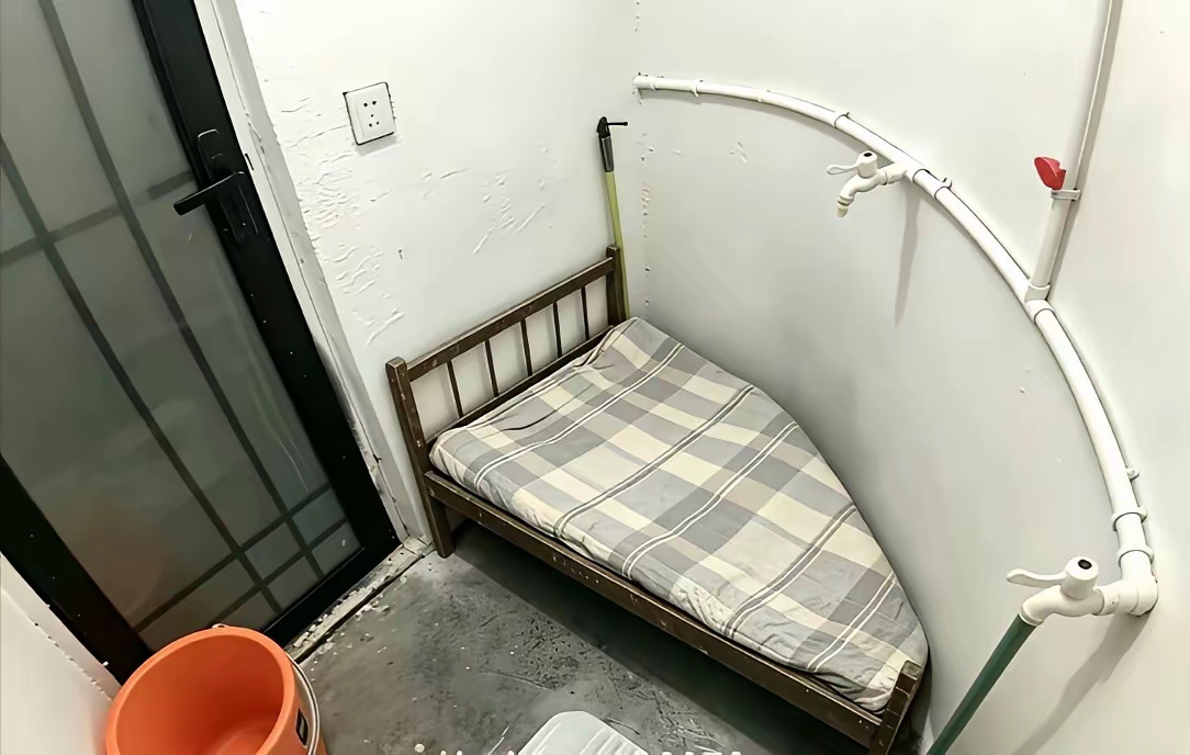这种环境的房间100块钱一个月，大家会选择住吗？估计还是很多人选择不会吧？连脚都