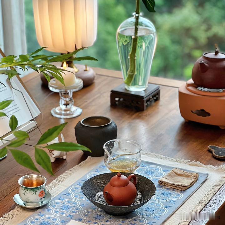 《光阴茶境·庆东原》
沸汤倾玉壶，茶烟绕青瓷。叶儿辗转意无涯，慢煮清欢即道机。不