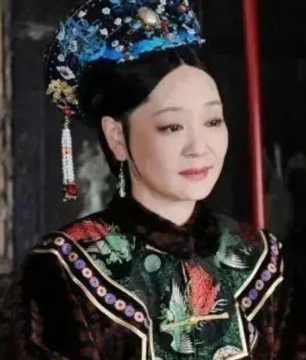  太后乌雅成璧的扮演者刘雪华，1959年11月12日出生于北京，毕业于香港长城电