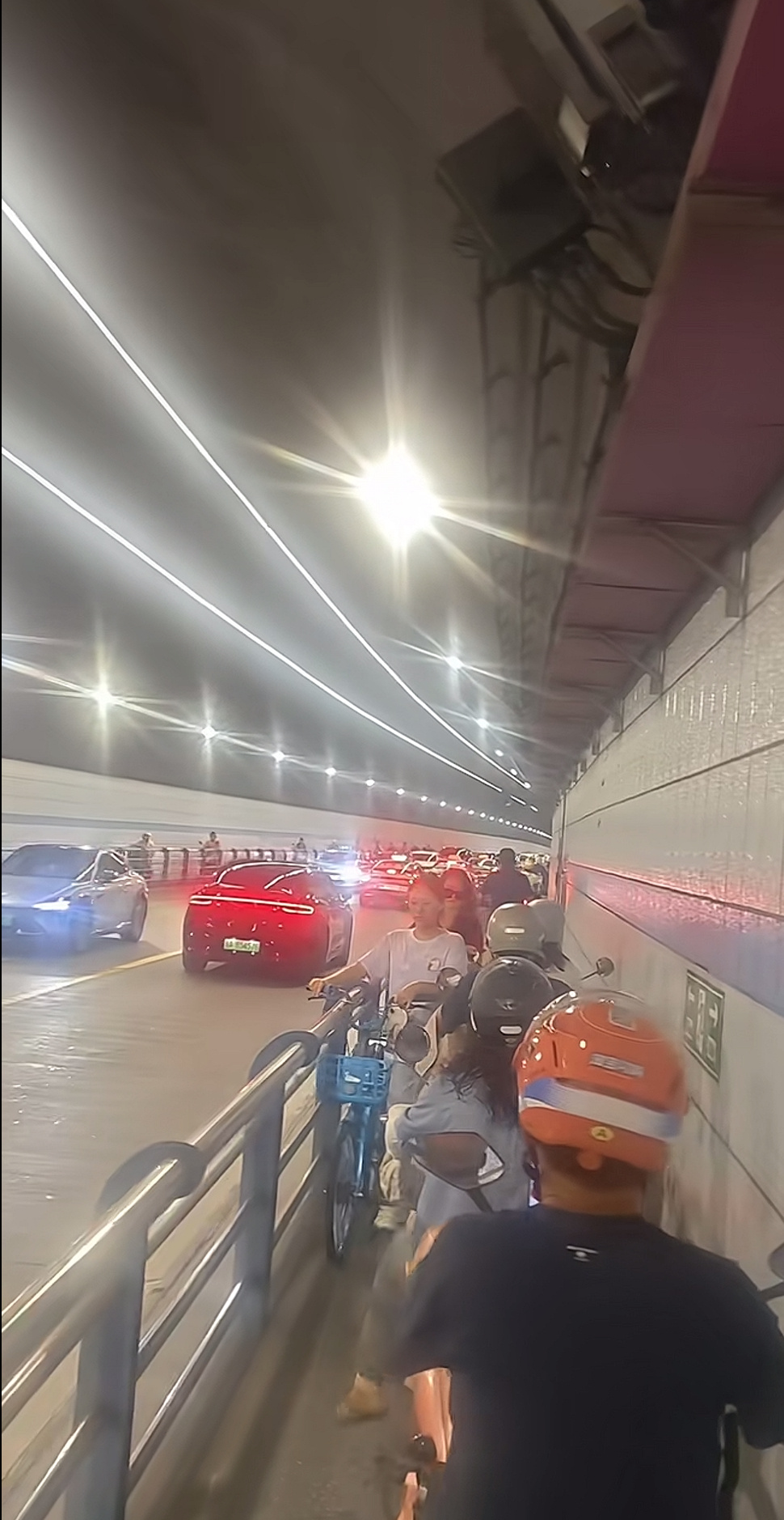 这两个女的是真猛这可是灵溪隧道啊，哪怕不逆行，只要慢一点都会被问候家人的隧道不敢