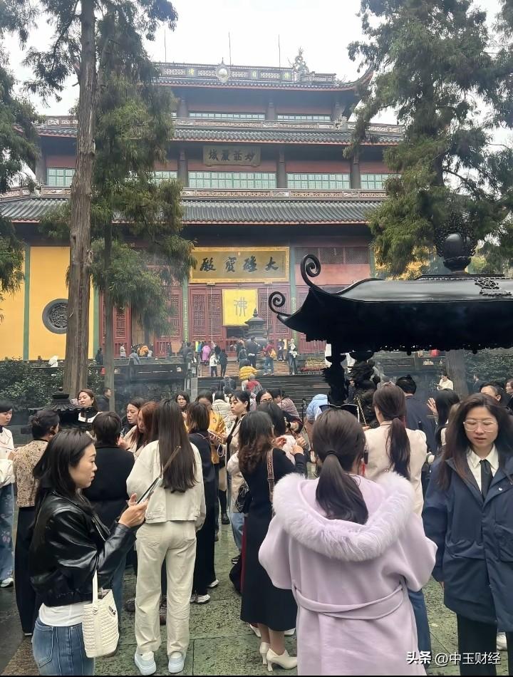 也许是一种寄托，也许是一种渴望和期望转变。以往都是中老年人的专利，然而，当下越来