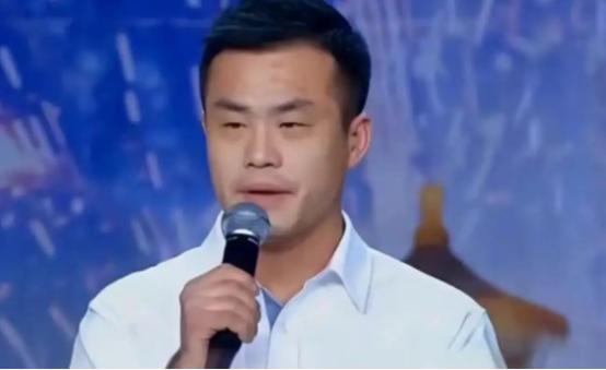 2000年，一位20岁的犯人在狱中爱上了女教官，向她大胆表白后，女教官塞给他一张