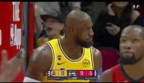 老汉怒视小贾巴里：扣的就是你！