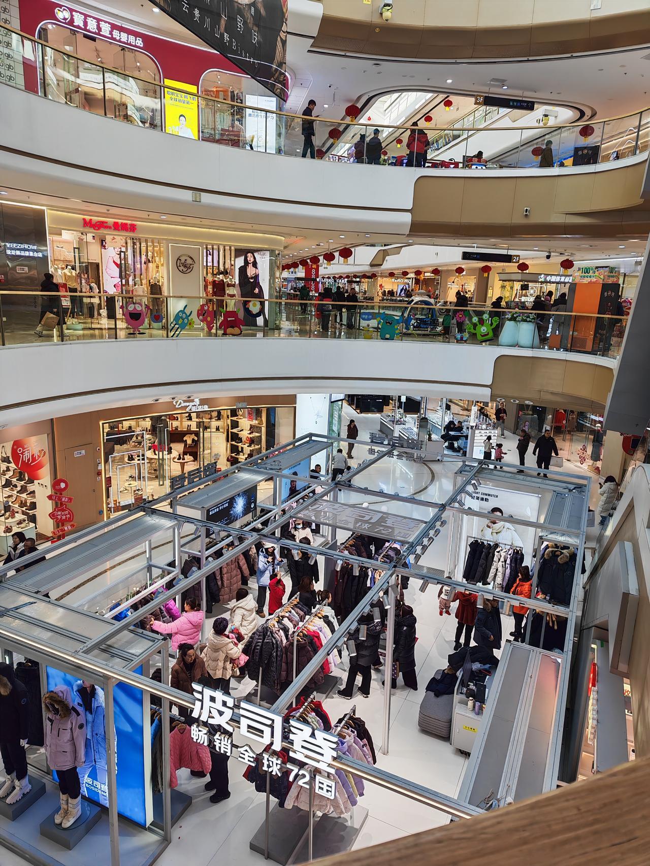 万达广场还是挺热闹的。