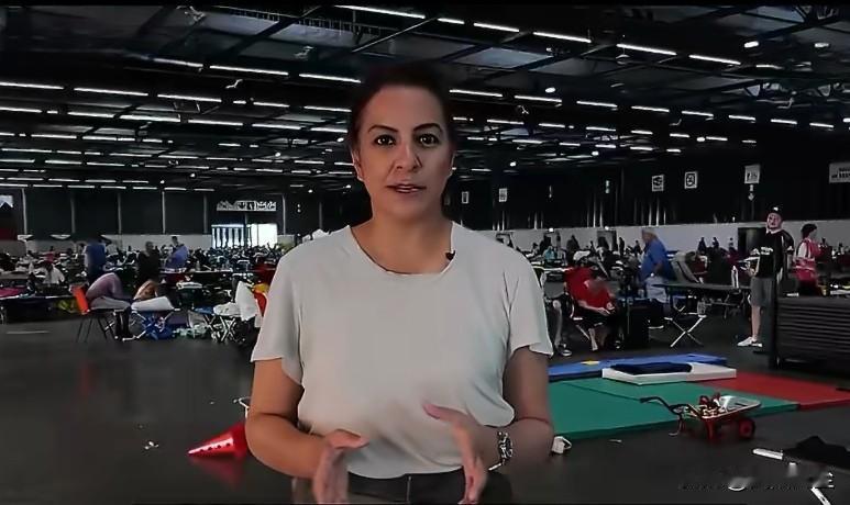 法国山火持续肆虐，波尔多近郊火势危急。记者探访最大安置点，这座会展中心已近乎满员