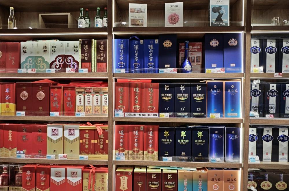 “2025白酒遭十年最猛调整，L型筑底悄然启幕”

压货后遗症：库存与预期的致命